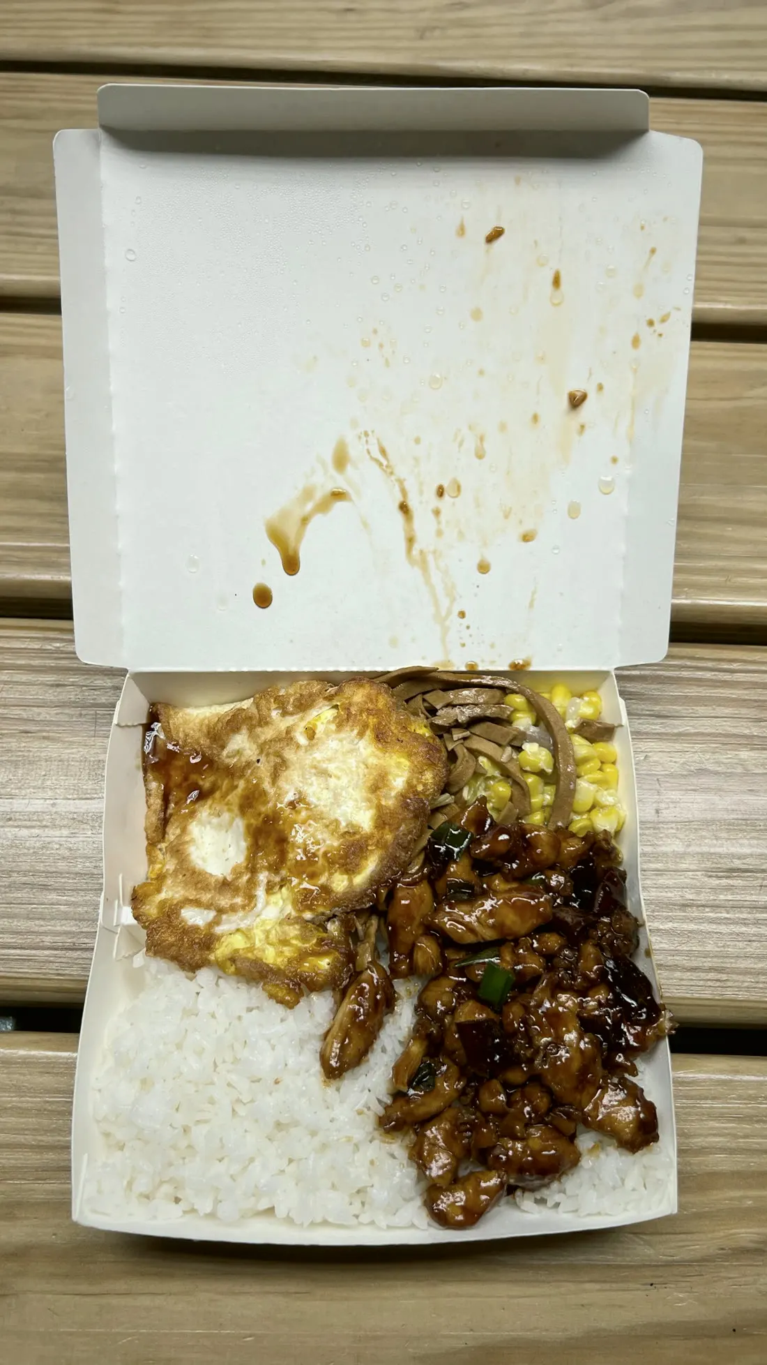 臺北實拍便當裡的白飯、荷包蛋、炒豆干與宮保雞丁