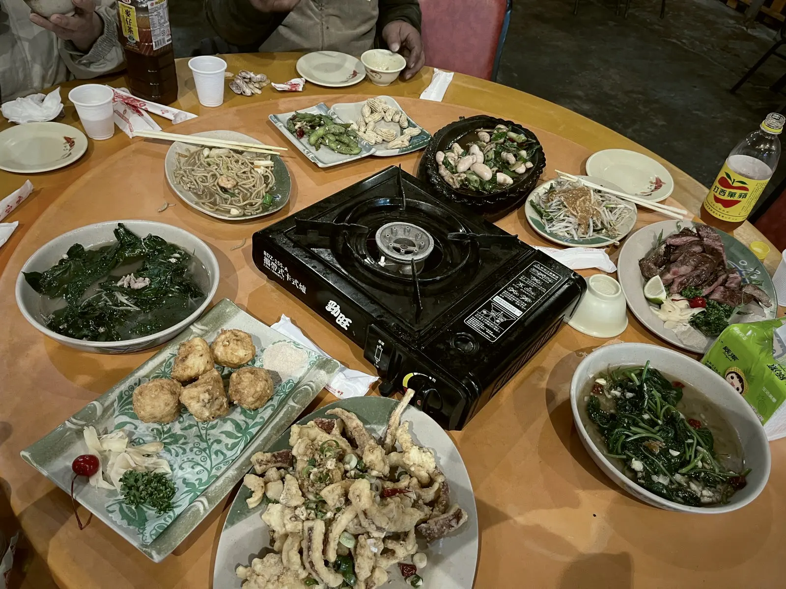 今日臺灣熱炒店裡一家人圍桌吃年夜飯的真實場景
