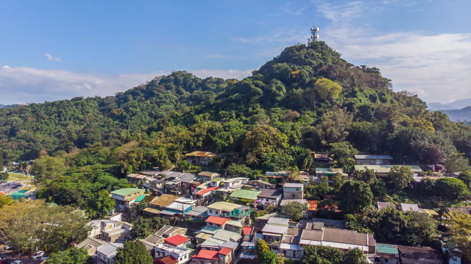 蟾蜍山與山腳煥民新村的空拍實景